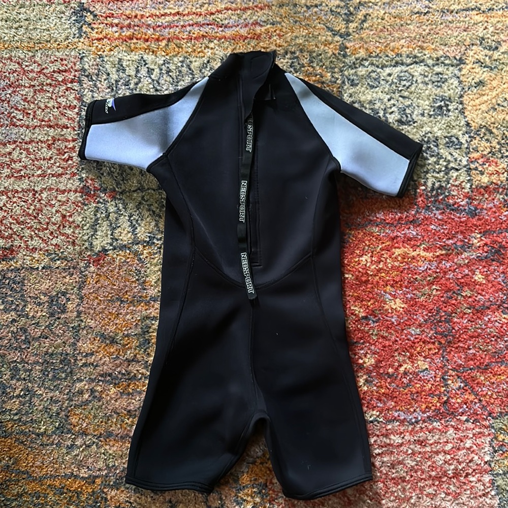 Neosport wetsuit. Short sleeves and short leg. Kids 4-6 yrs
